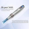 Dispositivo de microneedling auto con aguja Dr.pen M8S plateado contra fondo blanco.