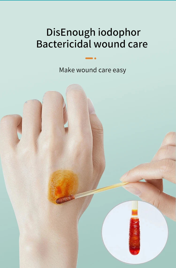 Une main applique un coton-tampon bactéricide DisEnough iodophor sur un doigt, avec une vue rapprochée du produit.