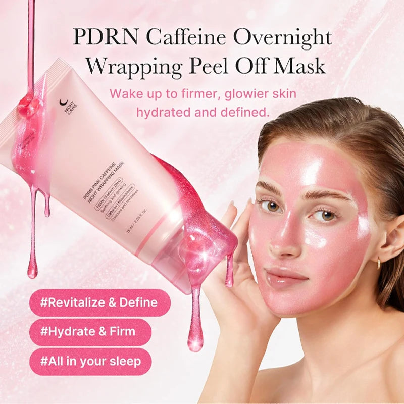Eine Frau trägt eine rosa PDRN-Koffein-Overnight-Maske auf dem Gesicht zur Hautpflege.