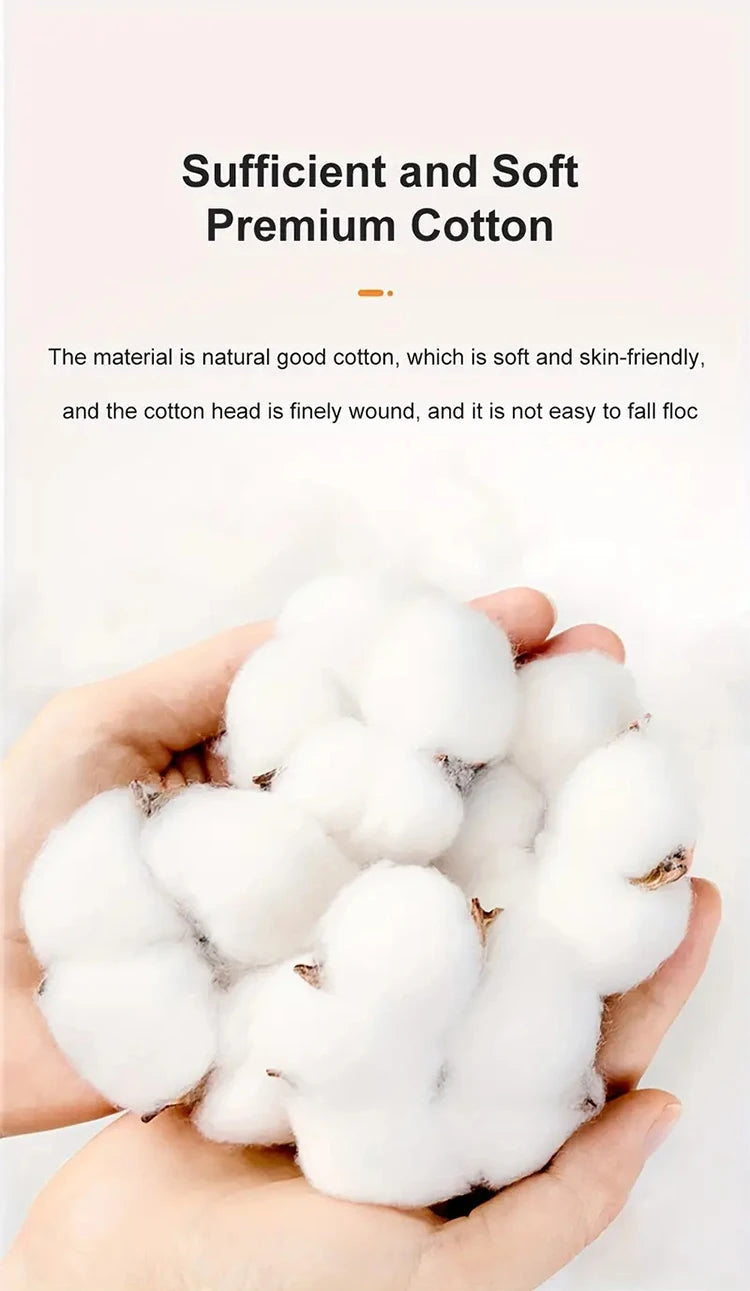 Une main tient un amas de matériau de coton blanc et duveteux utilisé pour les soins de plaies.