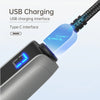 Primer plano de un conector USB Tipo-C conectado a un kit de dispositivo Derma Pen plateado.