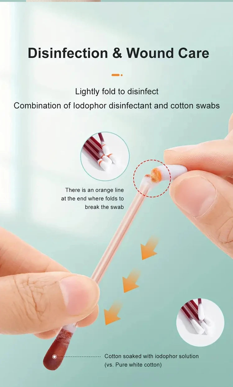 Une main utilise un coton-tige d'iode médical pour désinfecter une plaie, montrant la combinaison de désinfectants