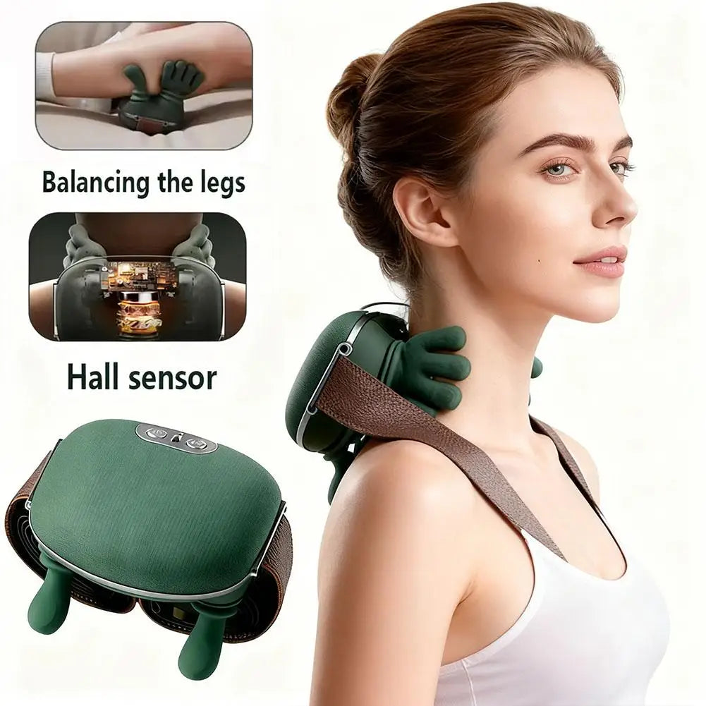 Eine Frau benutzt einen grünen Hall-Sensor-Massager auf Nacken und Schulterbereich.
