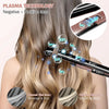 El cabello de una mujer está siendo alisado por una plancha, demostrando tecnología de plasma para resultados suaves y brilla