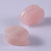 Piedra ovalada y suave de color rosa para perforaciones en los oídos.