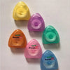 Una colección de cinco palitos de menta de colores para hilo dental para la higiene oral.