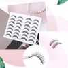Ein Set dramatischer 3D-Mink-Falschewimpern und eine rosa Kosmetikpalette werden auf einem hellen Hintergrund präsentiert.