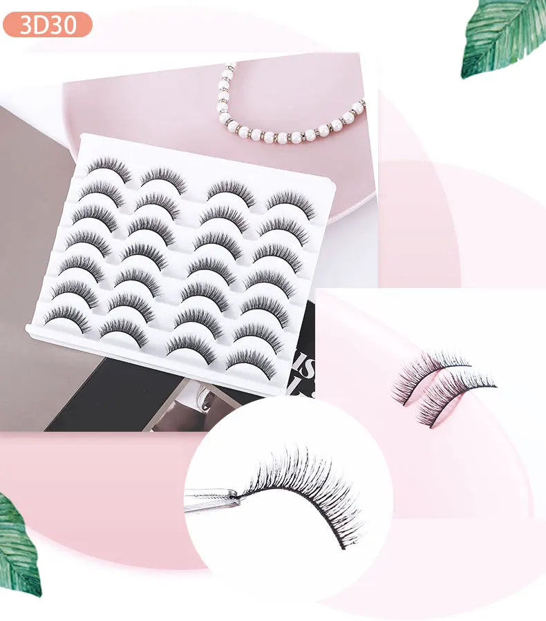 Ein Set dramatischer 3D-Mink-Falschewimpern und eine rosa Kosmetikpalette werden auf einem hellen Hintergrund präsentiert.