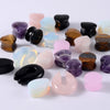 Colección de piedras semipreciosas pulidas, translúcidas y opacas en varios colores como púrpura, rosa, negro y ámbar