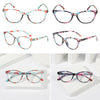 Un set de elegantes gafas de lectura florales anti-luz azul en varios colores y patrones.