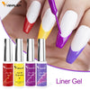 Una mano aplica esmalte gel delineador morado a una uña, demostrando la aplicación de Liner Gel.