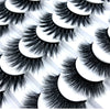 Gros plan de faux cils de renard noirs à volume élevé sur fond blanc.
