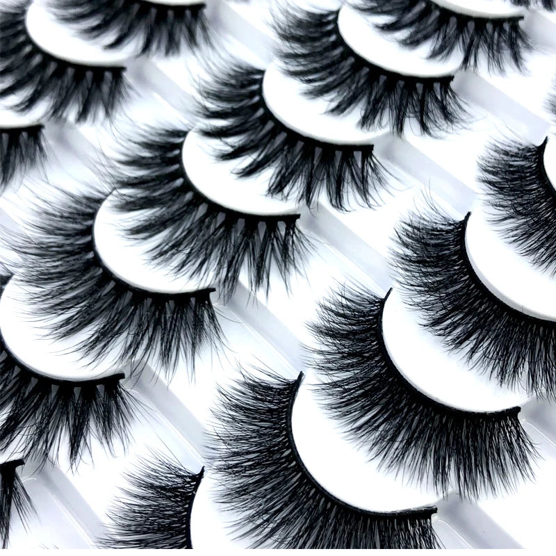 Gros plan de faux cils de renard noirs à volume élevé sur fond blanc.