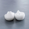 Une paire de semelles en silicone blanches pour augmenter la hauteur, montrées sur un fond gris.