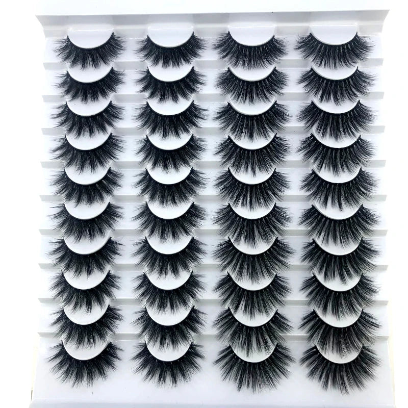 Présentation de faux cils de renard en bande à grand volume, dans divers styles et longueurs.