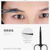 Une paire de ciseaux professionnels pour tailler et façonner les sourcils.