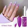 Una mano muestra una manicura con uñas de esmalte en gel violeta neón y una botella de esmalte de uñas Venalisa Liner Violeta