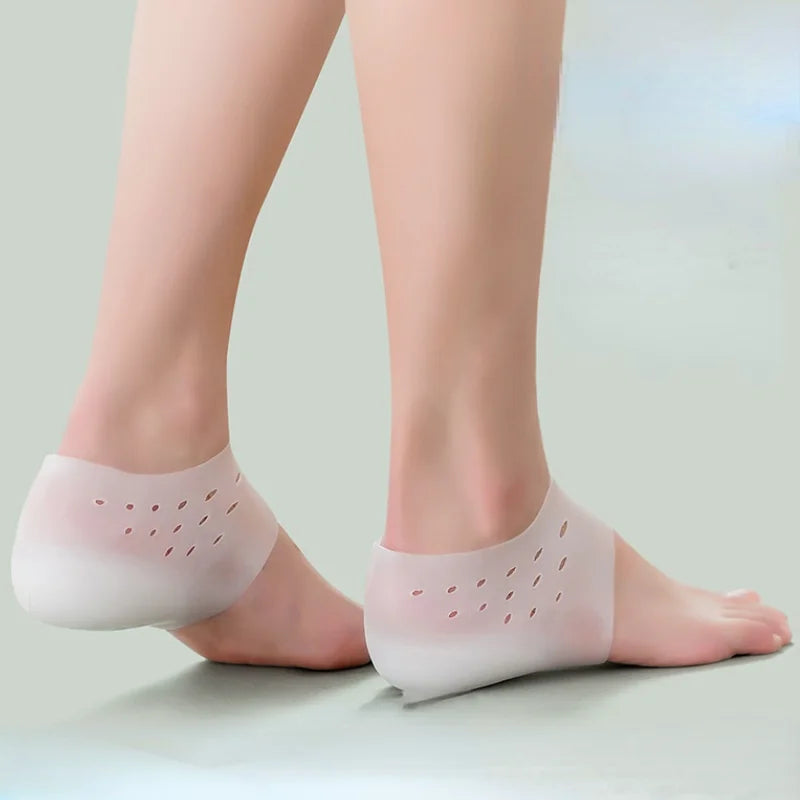 Gros plan d'un pied portant des semelles en silicone transparentes pour augmenter la hauteur.