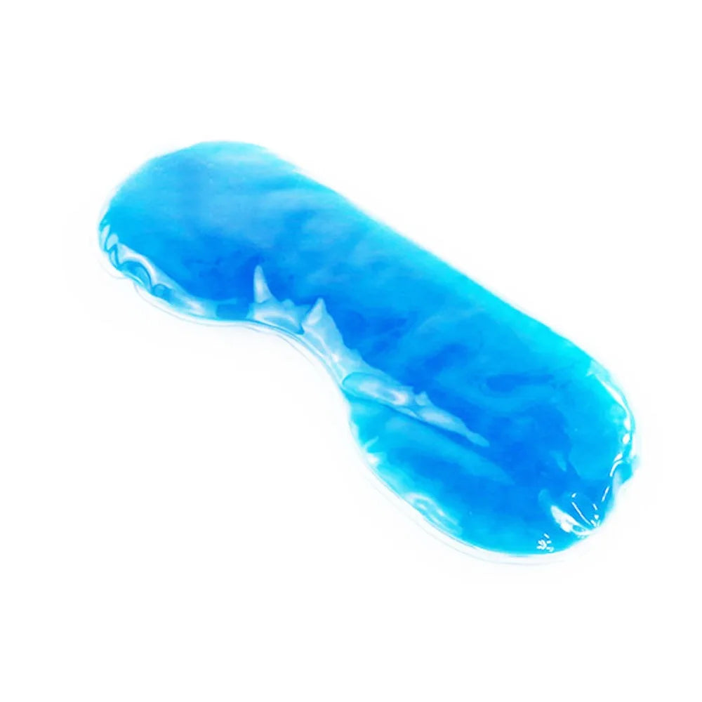 Un pack de glace bleu vif ou un masque pour les yeux apaisant sur fond blanc.