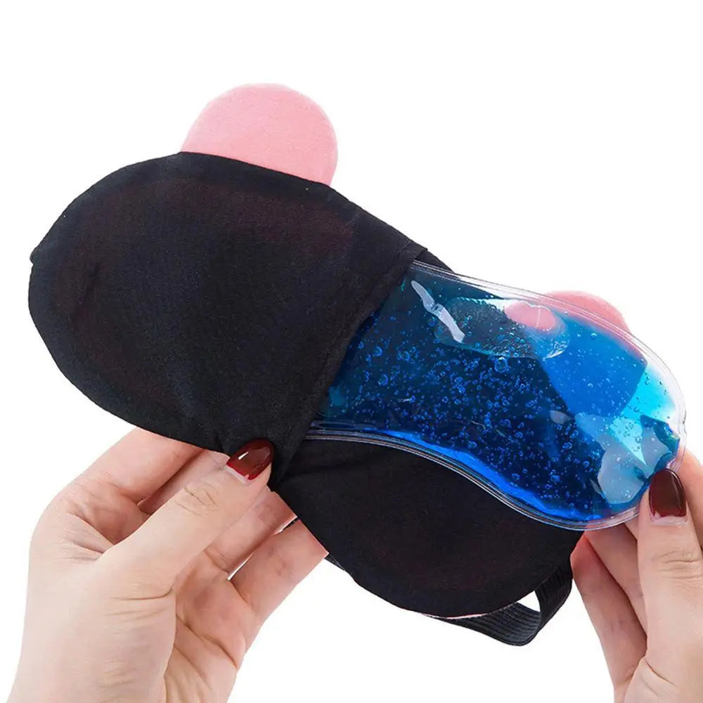 Une main tient un masque noir avec des accents roses et un gel bleu pour la relaxation.