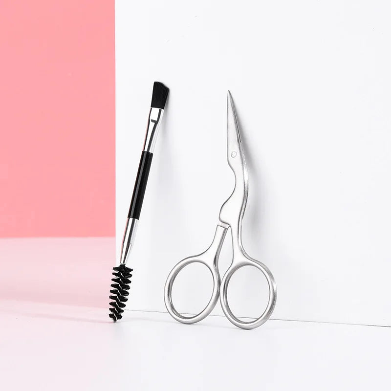 Un ensemble d'outils professionnels pour tailler et entretenir les sourcils, incluant un pinceau noir et des pinces argentées