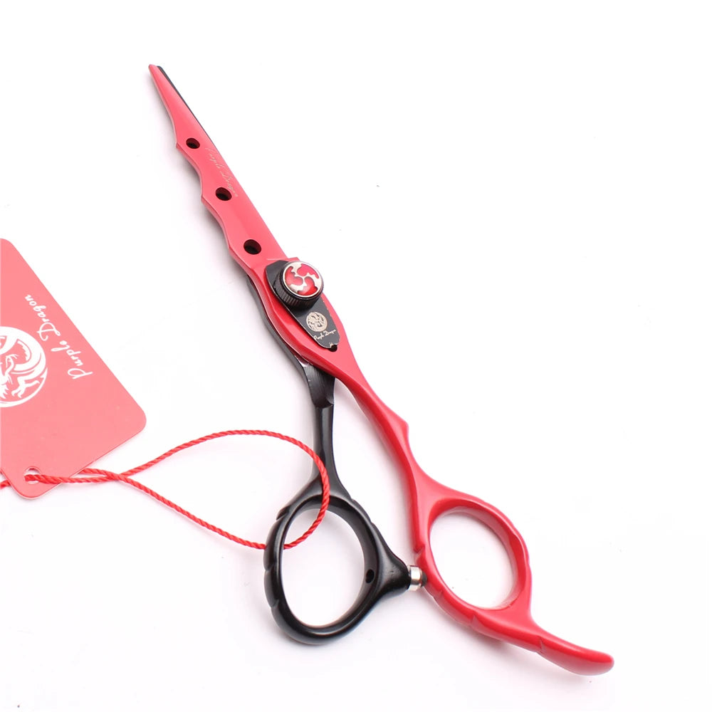 Un par de tijeras profesionales para cortar cabello rojas con detalle plateado y una etiqueta rosa.