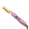 Fer à lisser en céramique rose avec détails en strass et une attache en peigne dorée.