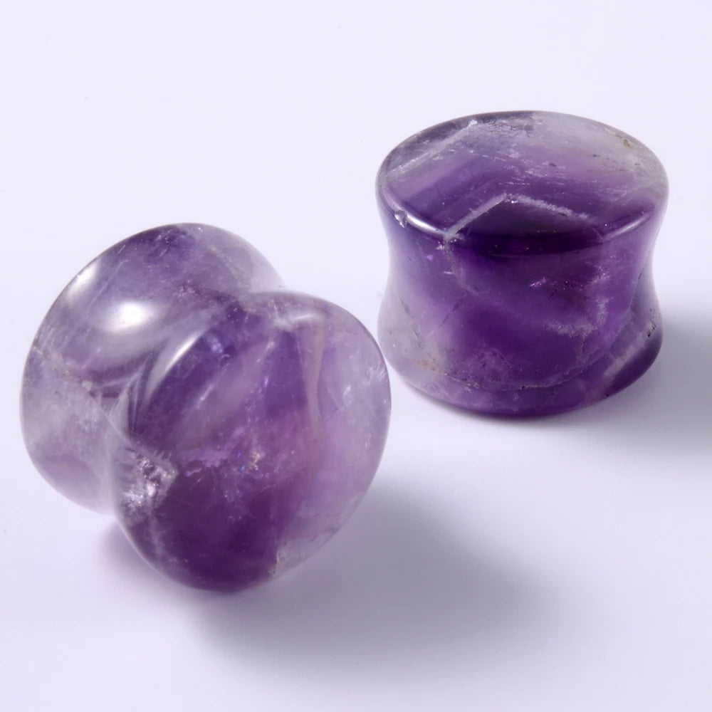 Piedra púrpura, pulida y translúcida, para perforaciones en los oídos.