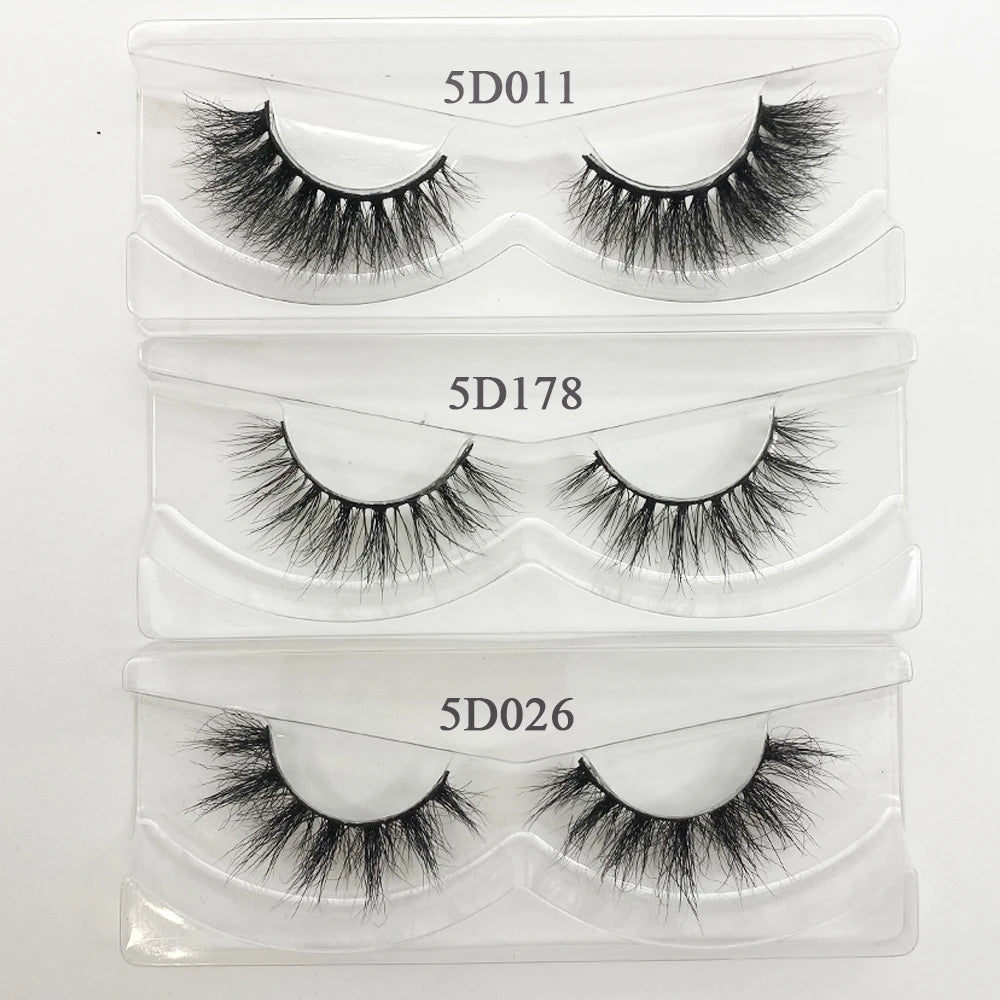 Drei Paar natürliche Mink-Falschelö시켜, gekennzeichnet als 5D011, 5D178 und 5D026, in klarem Verpackung.