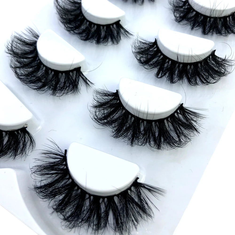 Pack de huit faux cils en mink premium, présentés sur une surface blanche.