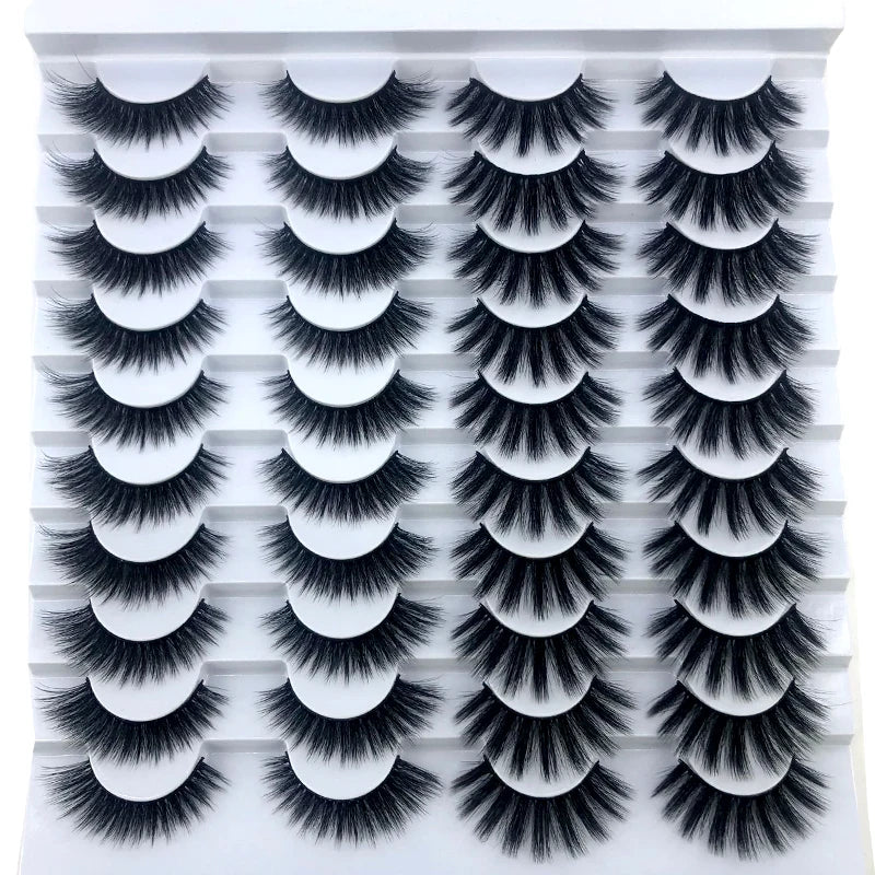 Présentation de faux cils de renard en 3D de divers styles et longueurs.