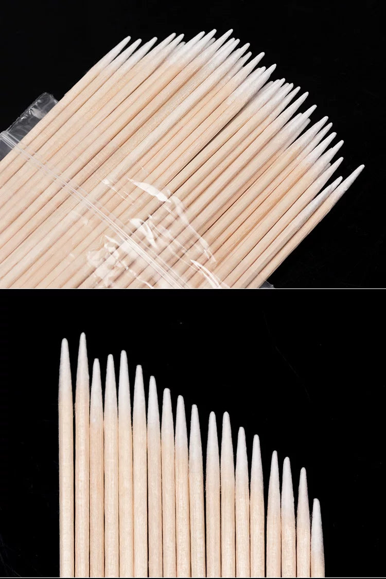 Primer plano de numerosos palos de madera clara dispuestos en diagonal contra un fondo negro.