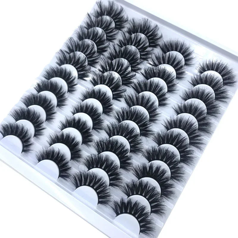 Un plateau de faux cils de renard en bande à haut volume, dans diverses longueurs et styles.