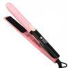 Fer à lisser et recourbeur de cheveux en céramique rose professionnel, vue en diagonale sur fond blanc.