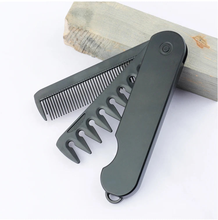 Peigne à cheveux gris foncé pliable à dents serrées posé sur une surface en bois.