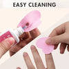 Manos usando un hisopo de uñas rosa para limpiar o quitar residuos de una uña.