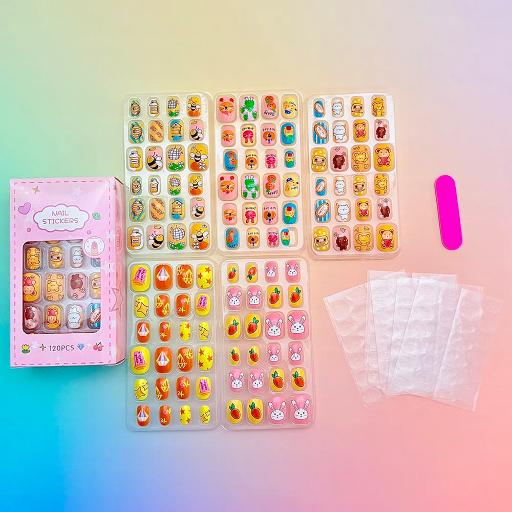 Colección de 120 uñas postizas para niños en varios diseños coloridos, mostradas en su empaque.