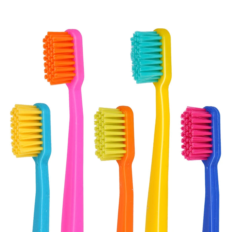 Un set de cinq brosses à dents orthodontiques à poils fins de différentes couleurs : orange, rose, jaune, cyan et magenta.