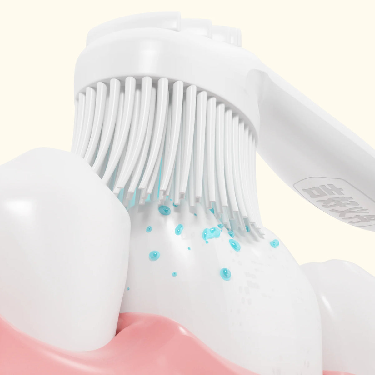 Brosse à dents mini portable blanche avec poils étendus, posée sur une base rose.