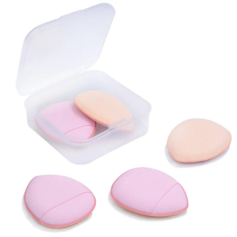 Un ensemble de tampons de fond de teint roses, comprenant un contenant ouvert et plusieurs tampons individuels pour un maquil
