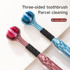 Un set de trois brosses à dents pour le nettoyage de colis, avec des poils bleus et roses.