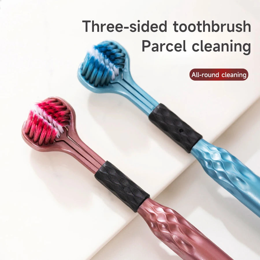 Un set de trois brosses à dents pour le nettoyage de colis, avec des poils bleus et roses.