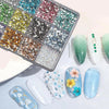 Collection de perles de résine pour ongles et outils, présentés dans une palette carrée avec diverses couleurs d'ongles.