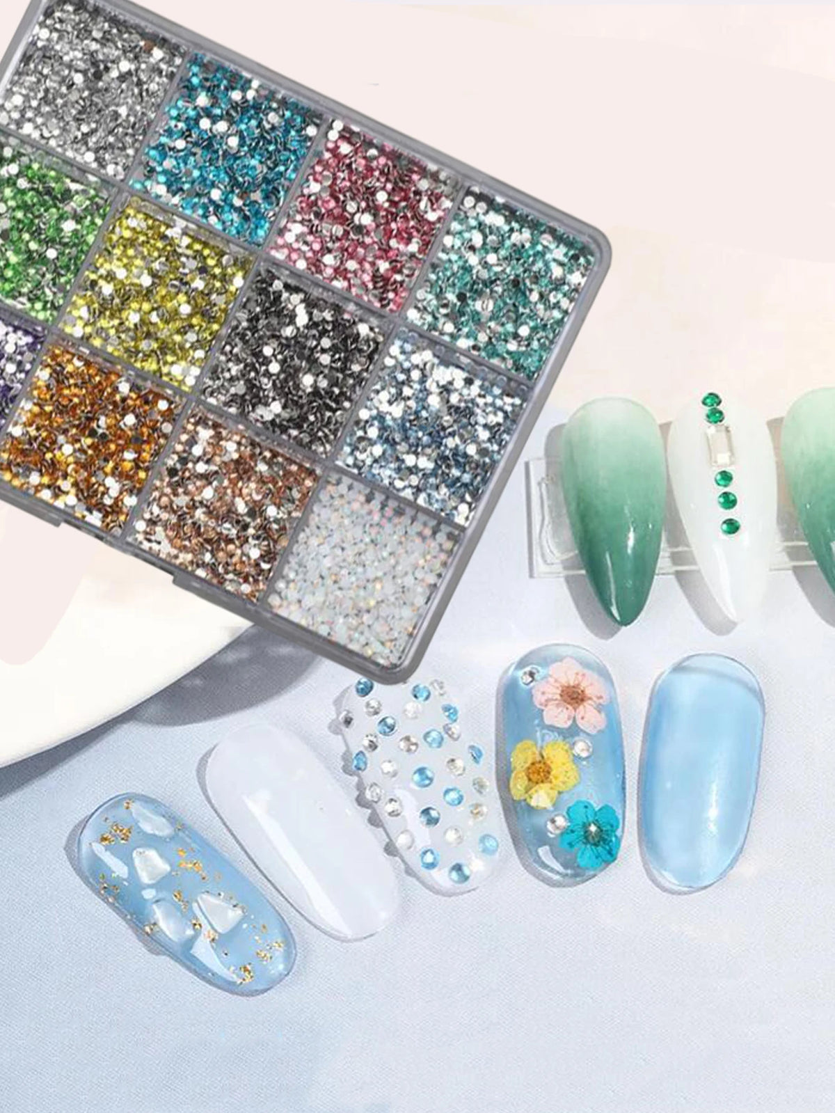 Collection de perles de résine pour ongles et outils, présentés dans une palette carrée avec diverses couleurs d'ongles.