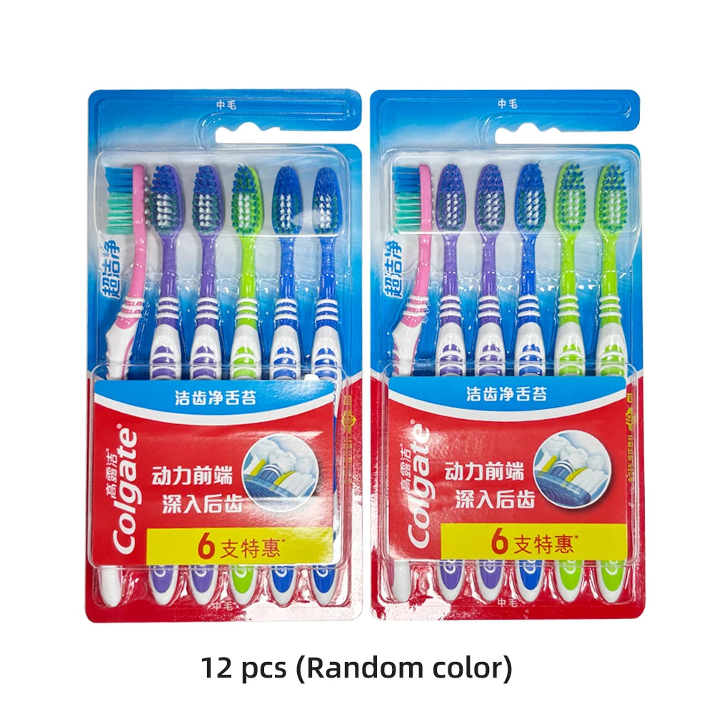 Un set de 12 brosses à dents à poils souples Colgate de différentes couleurs, emballées dans des contenants en plastique bleu