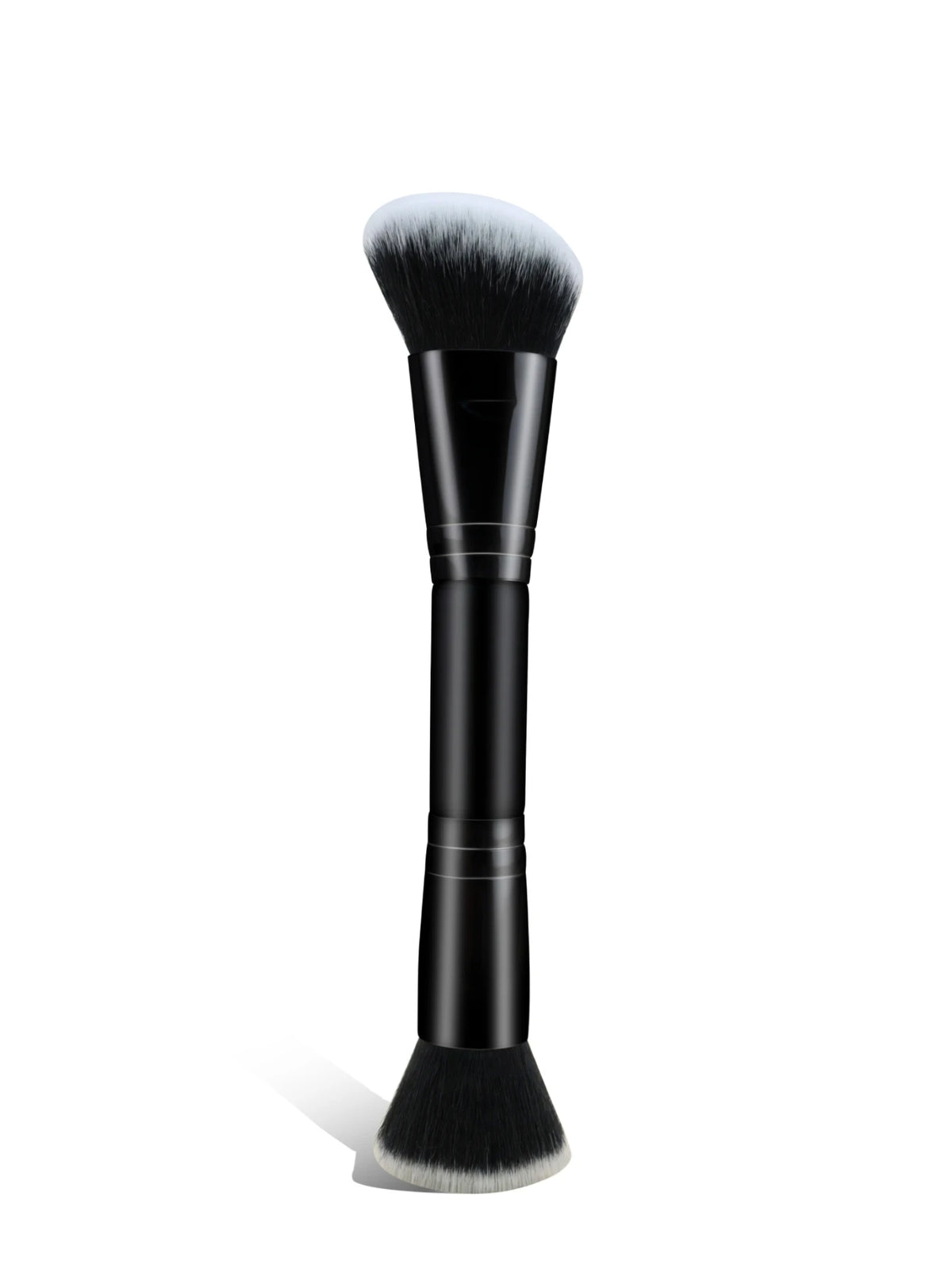 Schwarzer Make-up-Pinsel mit dichtem, flauschigem synthetischem Haar und dunklem Griff.