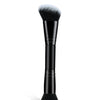 Schwarzer Make-up-Pinsel mit dichtem, flauschigem synthetischem Haar und dunklem Griff.