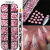 Un set de strass et d'outils pour le nail art en résine 3D rose et transparent, incluant un pinceau applicateur de précision.