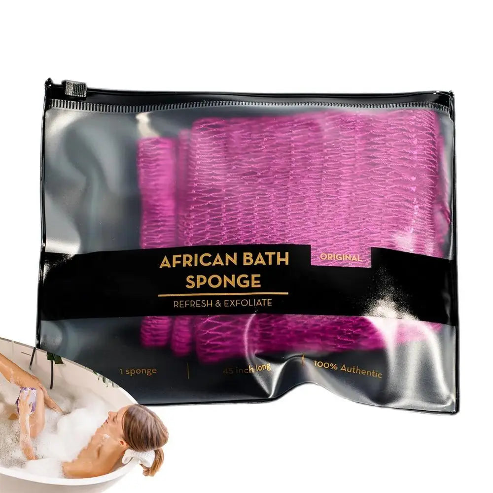 Un sac noir contenant une éponge de bain africaine avec une éponge exfoliante rose vif, montré à côté d'une personne qui l'ut