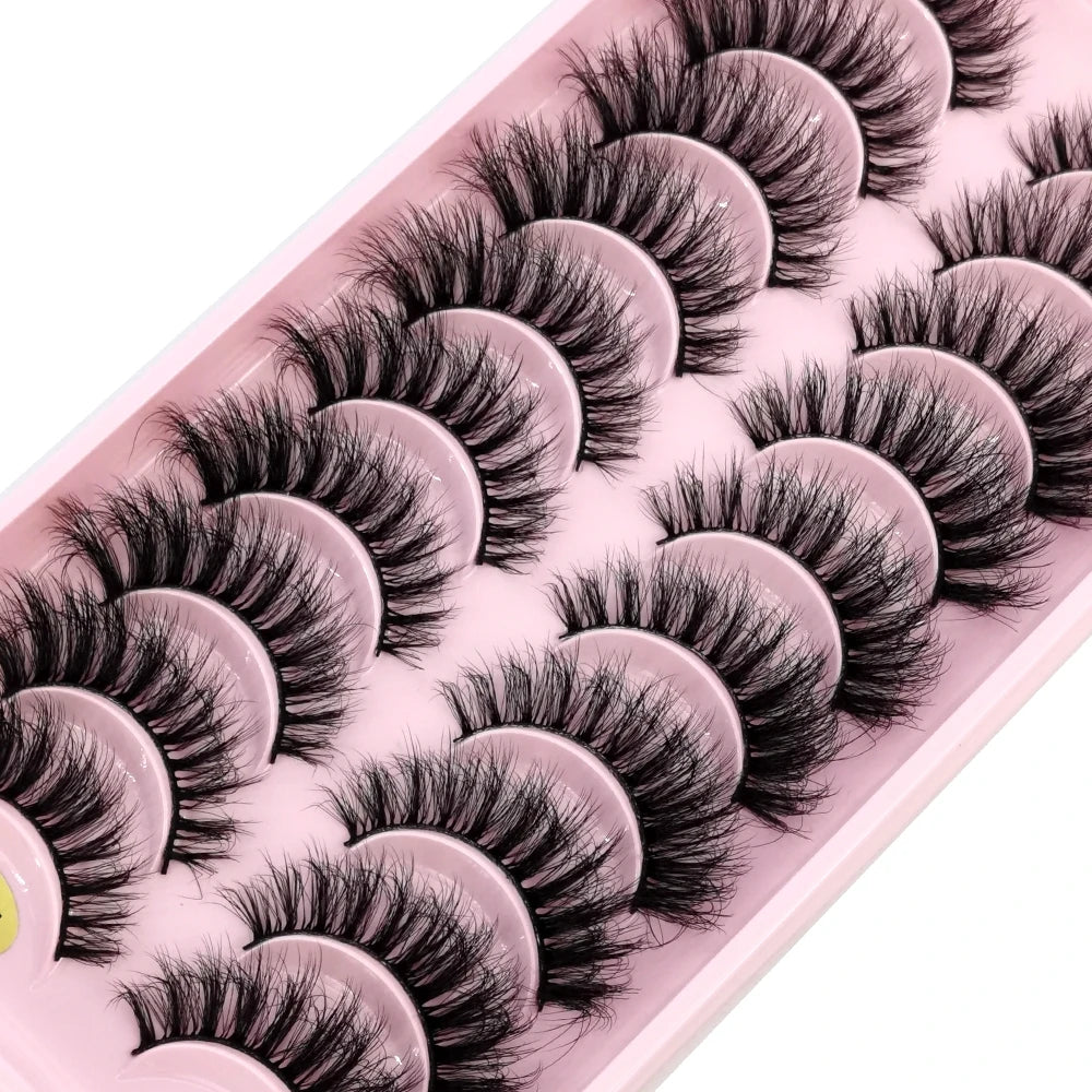 Plateau en plastique rose rempli d'un ensemble de faux cils de renard noirs.